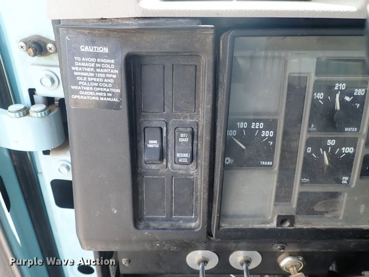 image for item DE0868 2002 International 4700 flatbed truck with crane