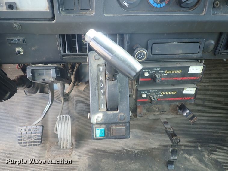 image for item DE0868 2002 International 4700 flatbed truck with crane