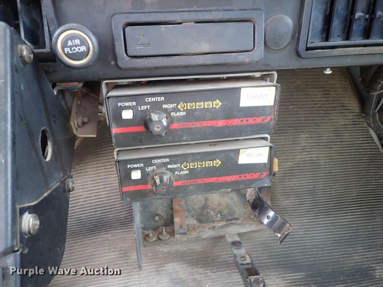 image for item DE0868 2002 International 4700 flatbed truck with crane