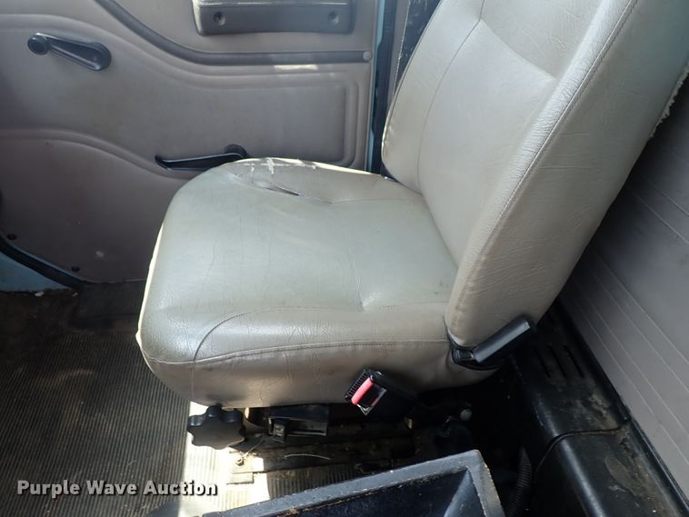 image for item DE0868 2002 International 4700 flatbed truck with crane