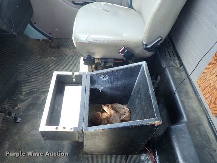 image for item DE0868 2002 International 4700 flatbed truck with crane