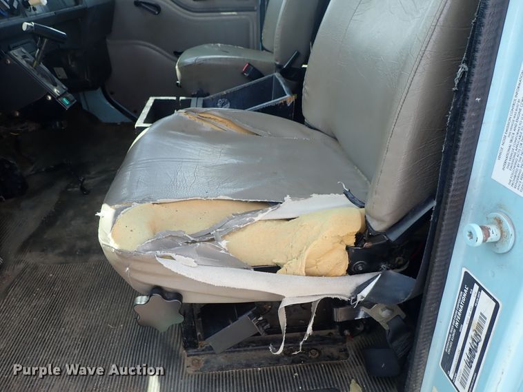 image for item DE0868 2002 International 4700 flatbed truck with crane