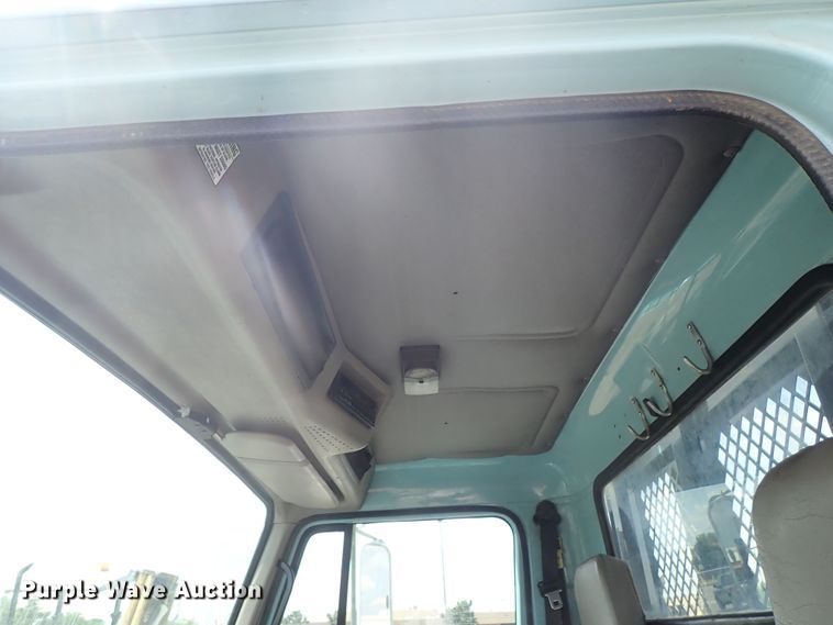 image for item DE0868 2002 International 4700 flatbed truck with crane