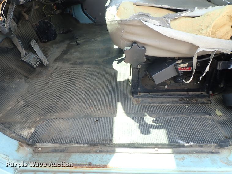 image for item DE0868 2002 International 4700 flatbed truck with crane