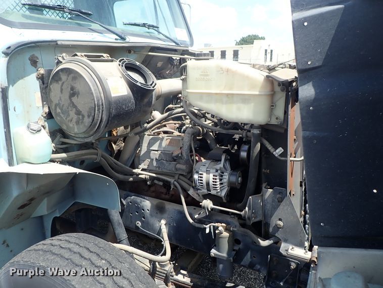 image for item DE0868 2002 International 4700 flatbed truck with crane