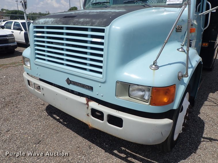 image for item DE0868 2002 International 4700 flatbed truck with crane