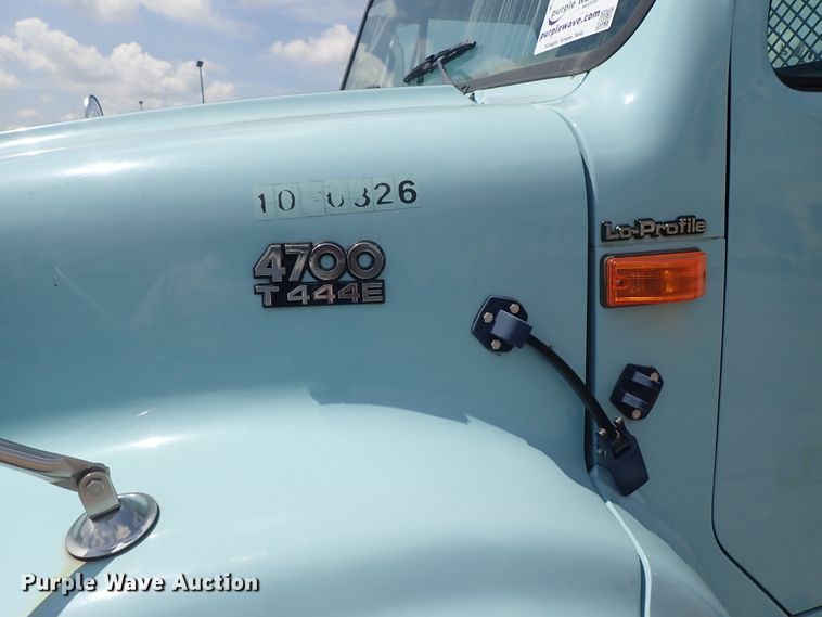 image for item DE0868 2002 International 4700 flatbed truck with crane