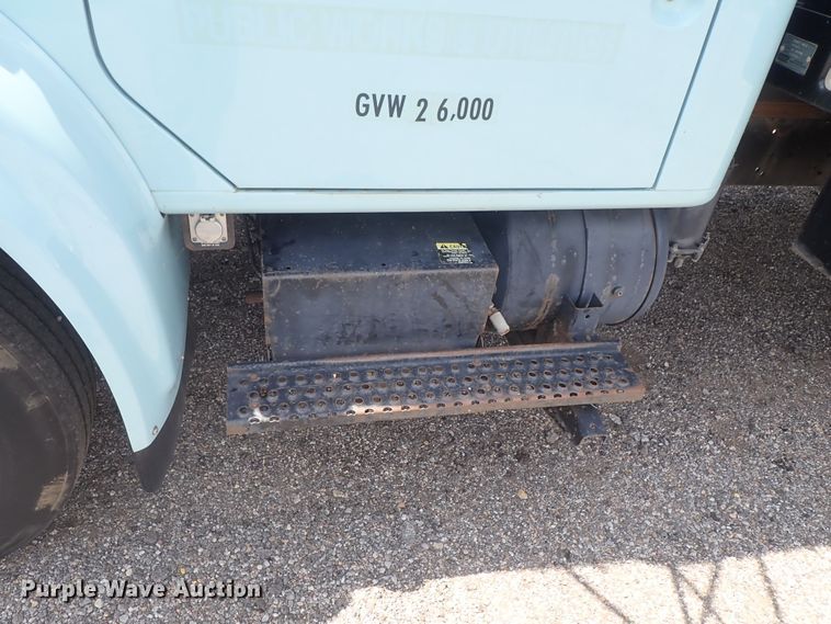 image for item DE0868 2002 International 4700 flatbed truck with crane