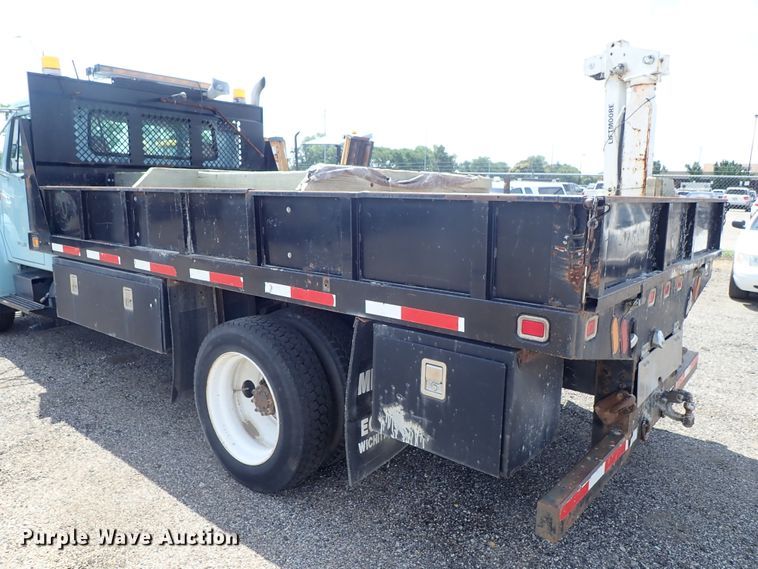 image for item DE0868 2002 International 4700 flatbed truck with crane