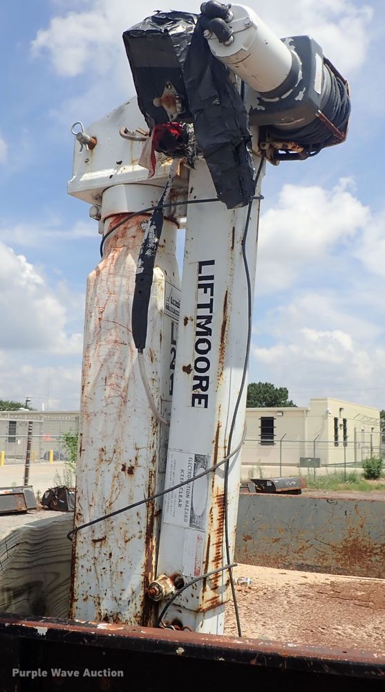 image for item DE0868 2002 International 4700 flatbed truck with crane