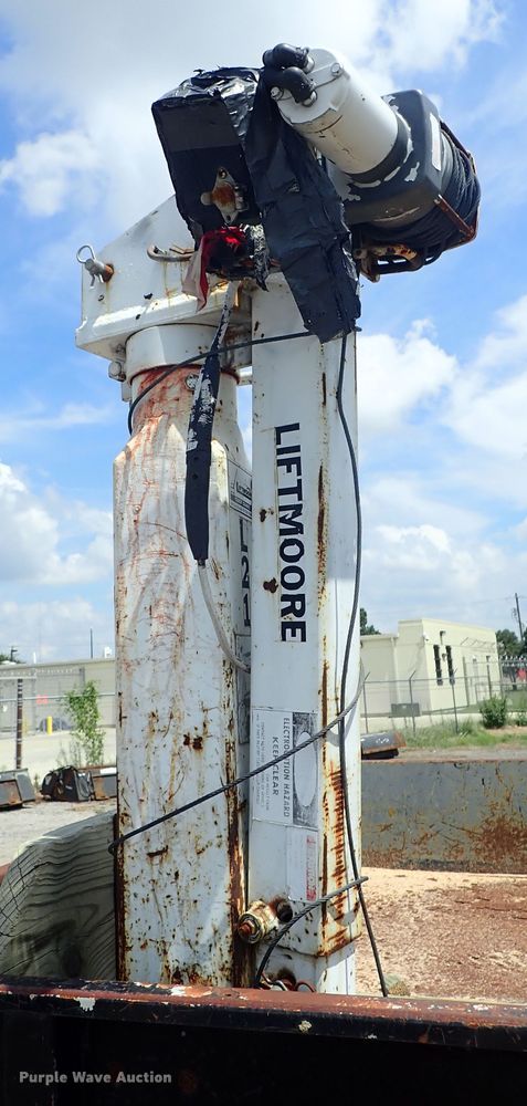 image for item DE0868 2002 International 4700 flatbed truck with crane