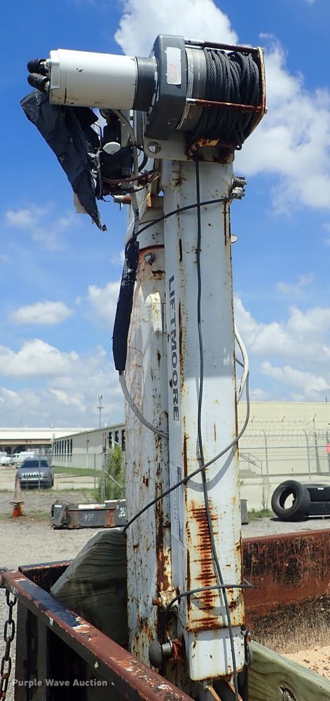 image for item DE0868 2002 International 4700 flatbed truck with crane