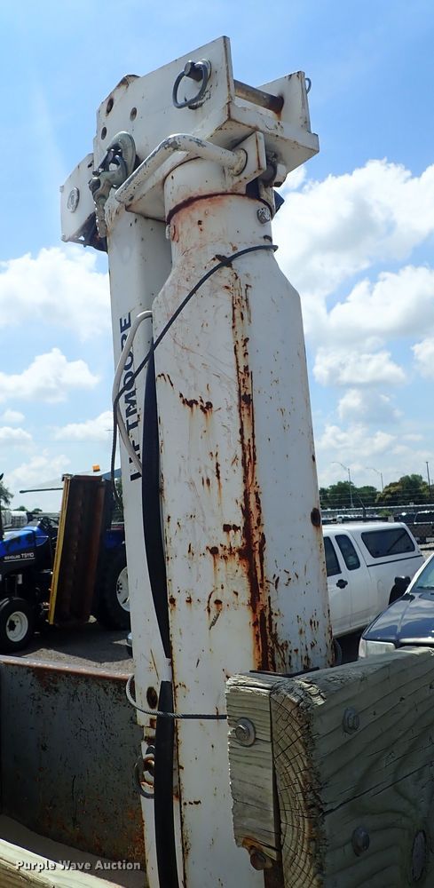 image for item DE0868 2002 International 4700 flatbed truck with crane