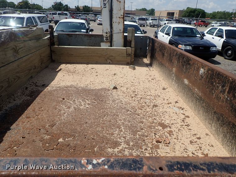 image for item DE0868 2002 International 4700 flatbed truck with crane