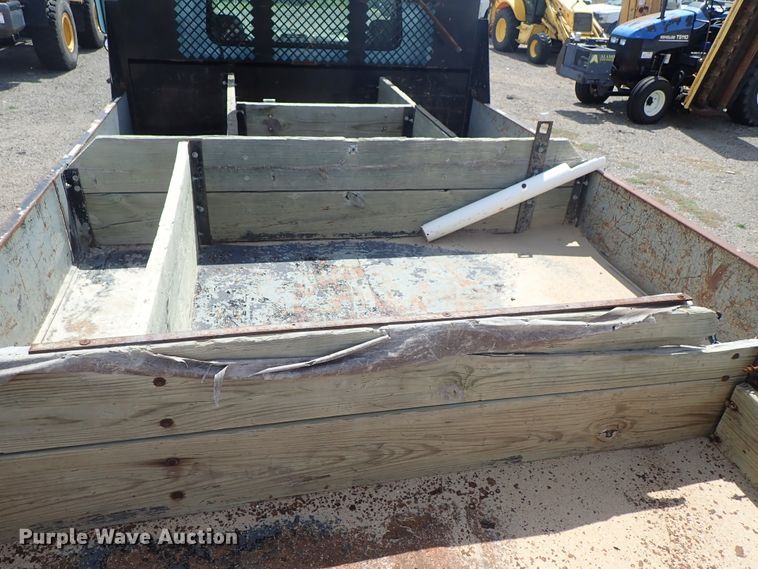 image for item DE0868 2002 International 4700 flatbed truck with crane