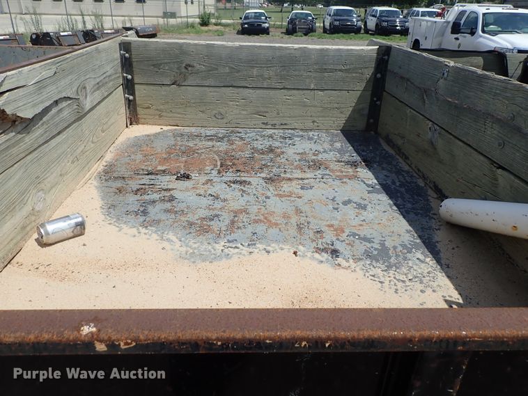 image for item DE0868 2002 International 4700 flatbed truck with crane