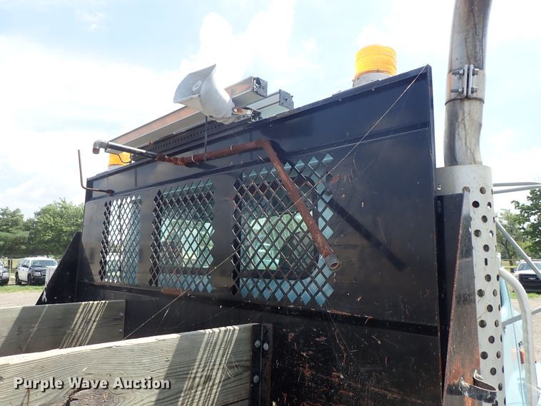 image for item DE0868 2002 International 4700 flatbed truck with crane