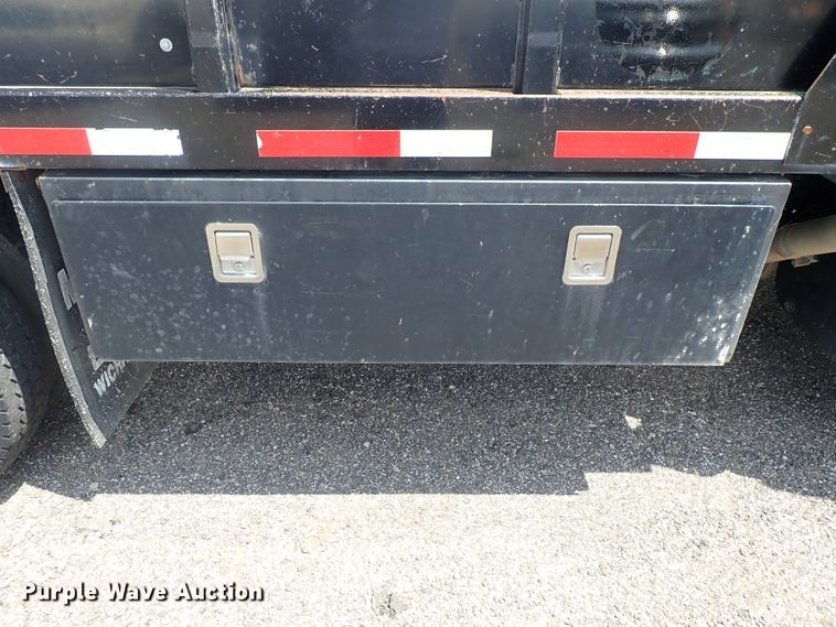 image for item DE0868 2002 International 4700 flatbed truck with crane