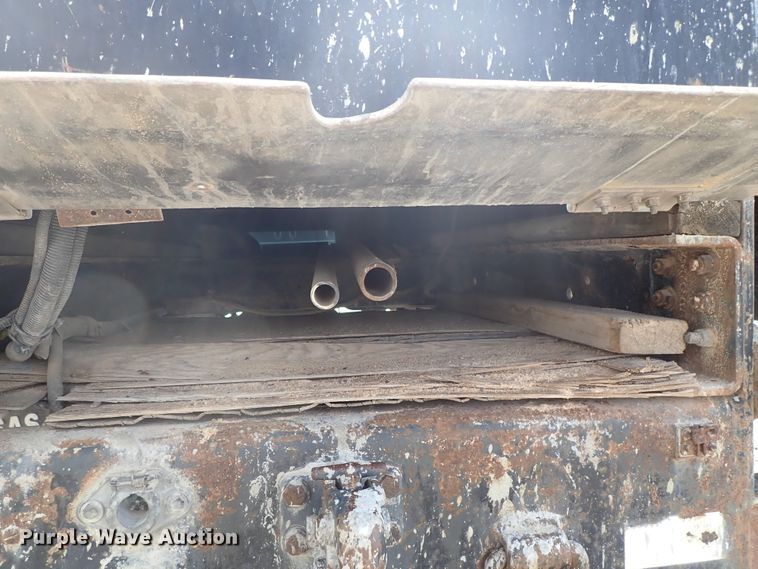 image for item DE0868 2002 International 4700 flatbed truck with crane