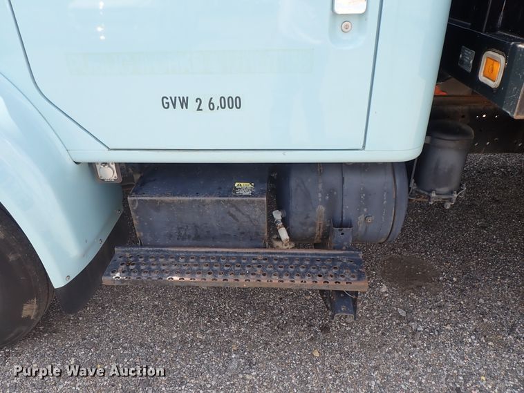 image for item DE0868 2002 International 4700 flatbed truck with crane