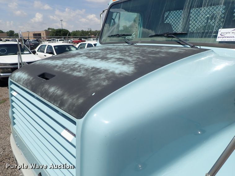 image for item DE0868 2002 International 4700 flatbed truck with crane