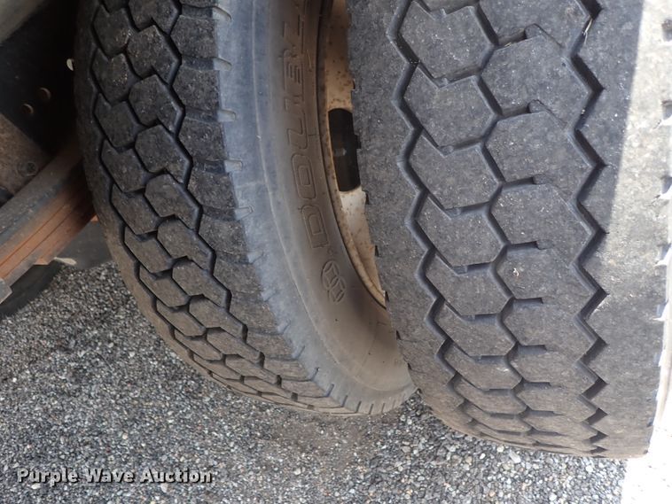 image for item DE0868 2002 International 4700 flatbed truck with crane