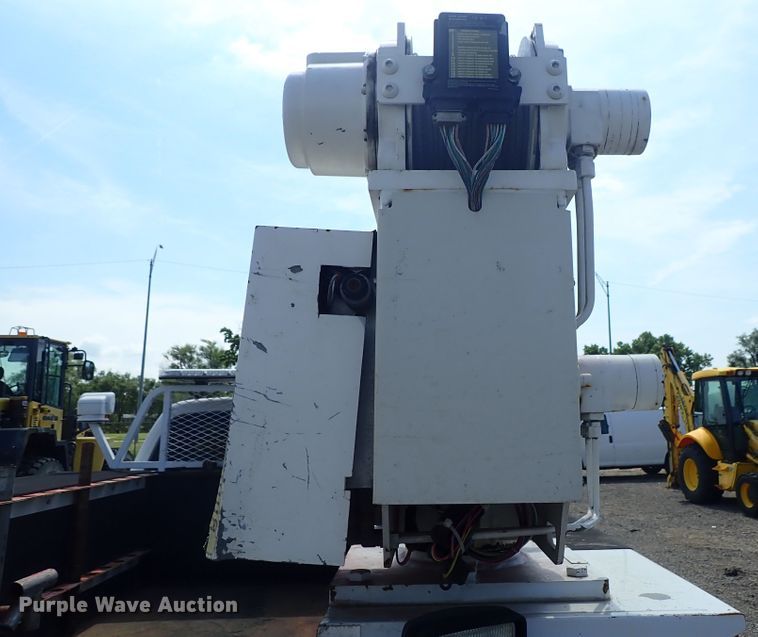 image for item DE0872 2011 Ford F550 Super Duty XL SuperCab utility bed truck with crane