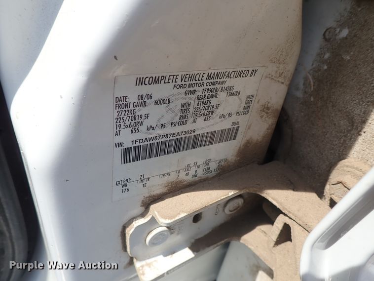 image for item DE0873 2007 Ford F550 Super Duty XL utility bed truck