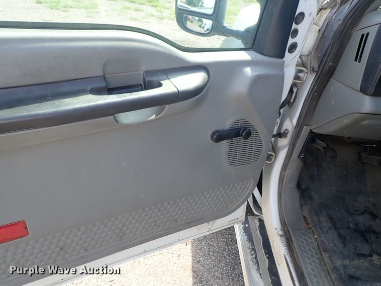 image for item DE0873 2007 Ford F550 Super Duty XL utility bed truck