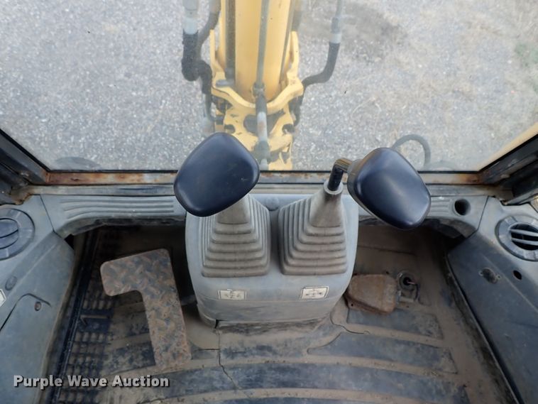 image for item DE0884 2005 New Holland LB75B backhoe