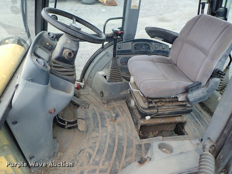 image for item DE0884 2005 New Holland LB75B backhoe