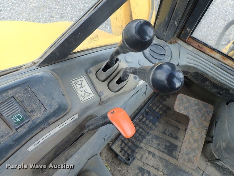 image for item DE0884 2005 New Holland LB75B backhoe