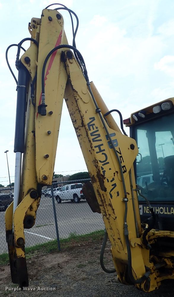 image for item DE0884 2005 New Holland LB75B backhoe