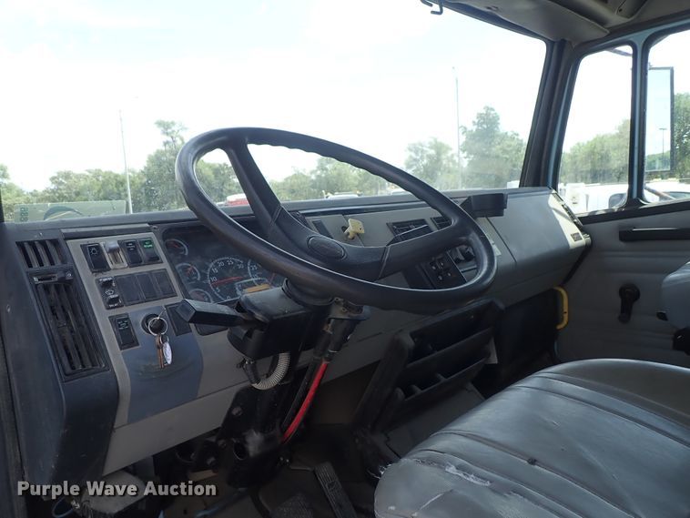 image for item DE0886 2002 Freightliner FL80 dump truck