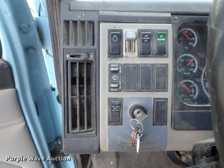 image for item DE0886 2002 Freightliner FL80 dump truck