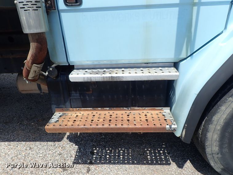 image for item DE0886 2002 Freightliner FL80 dump truck