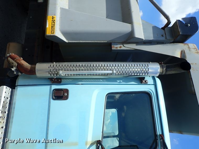 image for item DE0886 2002 Freightliner FL80 dump truck