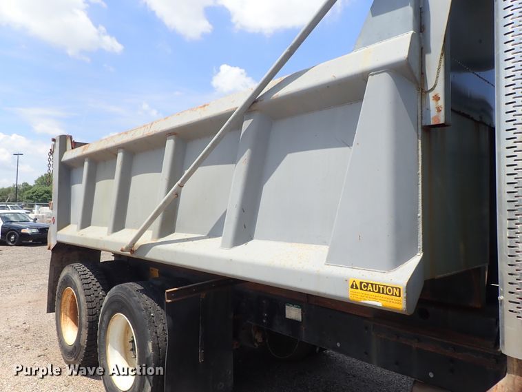 image for item DE0886 2002 Freightliner FL80 dump truck