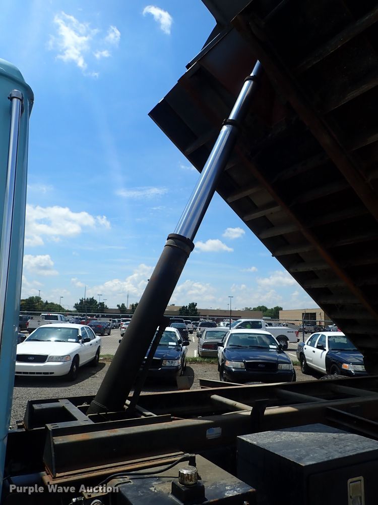 image for item DE0886 2002 Freightliner FL80 dump truck