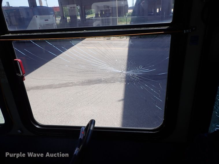 image for item DE0887 2002 Gillig Phantom C20B096N4 transit bus