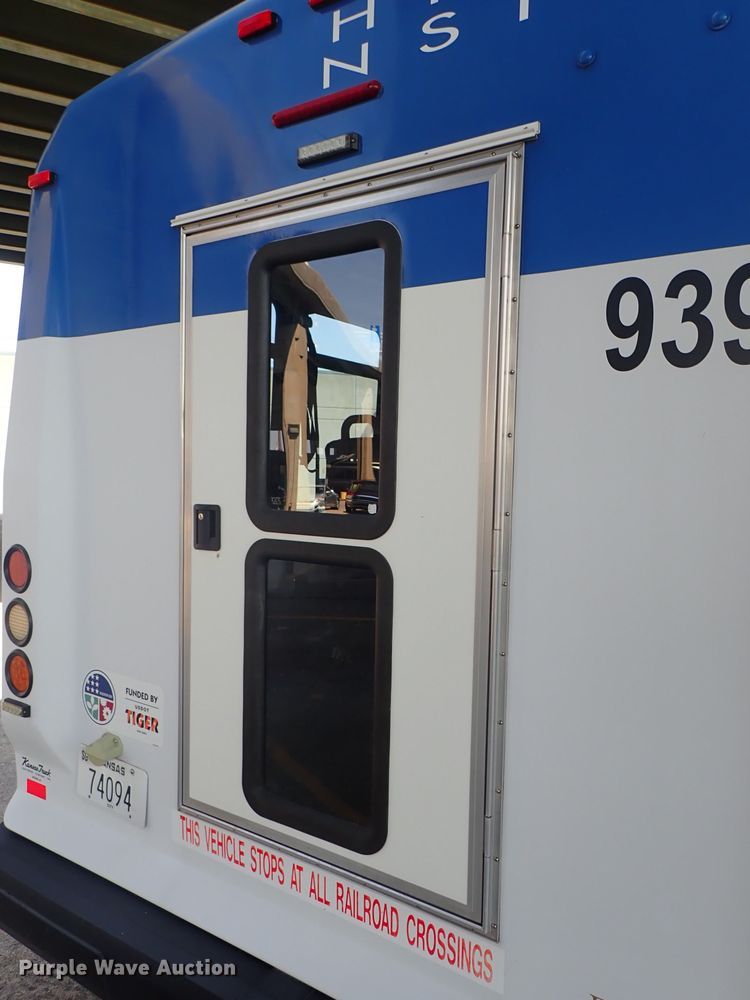 image for item DE0888 2010 Ford E450 Super Duty shuttle bus