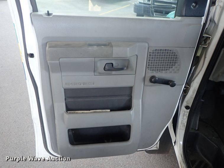 image for item DE0890 2010 Ford E450 Super Duty shuttle bus