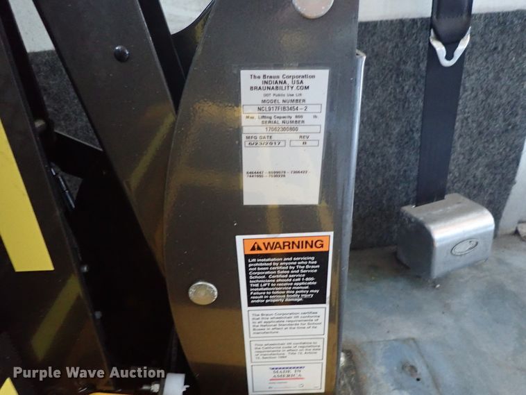 image for item DE0890 2010 Ford E450 Super Duty shuttle bus