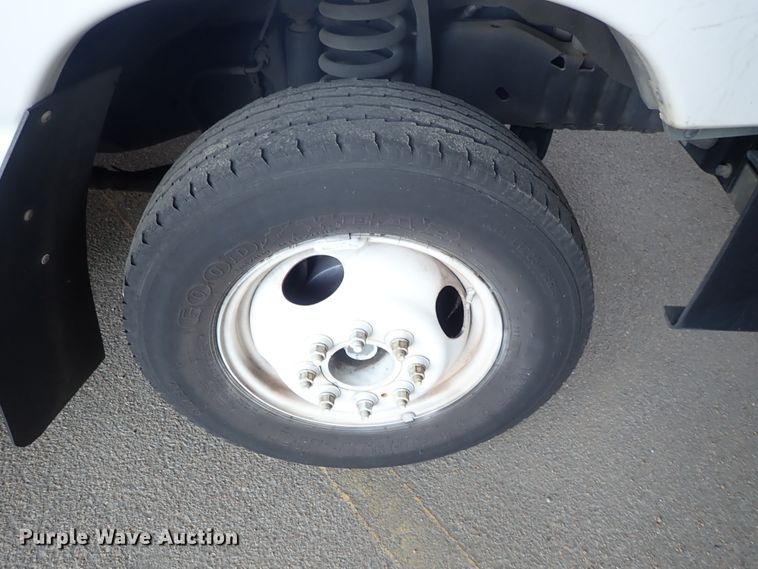 image for item DE0890 2010 Ford E450 Super Duty shuttle bus