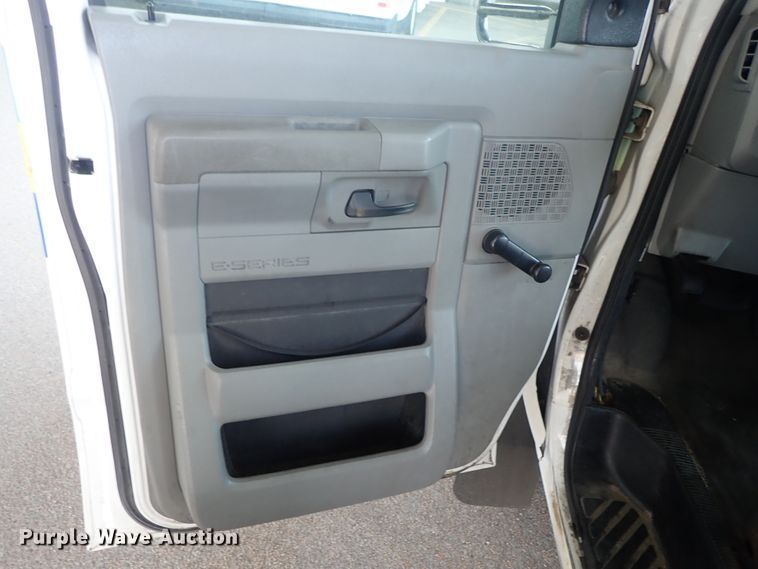 image for item DE0891 2010 Ford E450 Super Duty shuttle bus