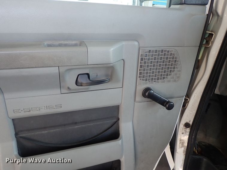 image for item DE0891 2010 Ford E450 Super Duty shuttle bus