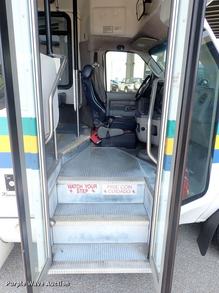 image for item DE0891 2010 Ford E450 Super Duty shuttle bus