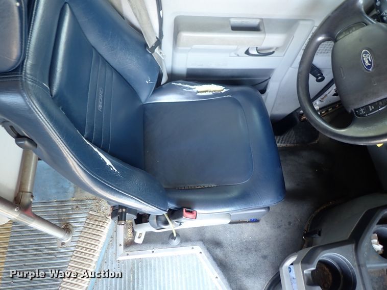 image for item DE0891 2010 Ford E450 Super Duty shuttle bus