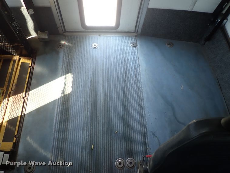 image for item DE0891 2010 Ford E450 Super Duty shuttle bus