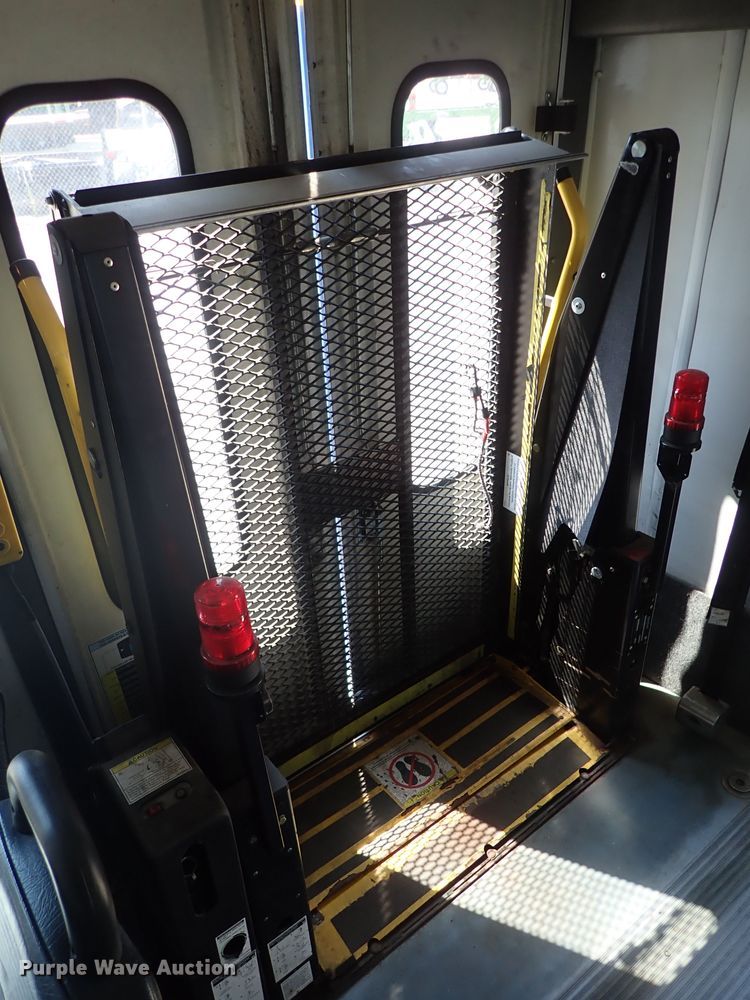 image for item DE0891 2010 Ford E450 Super Duty shuttle bus